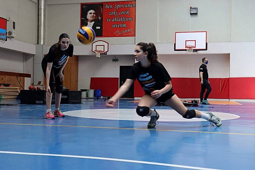 Voleybol Antrenmanlarından Kareler